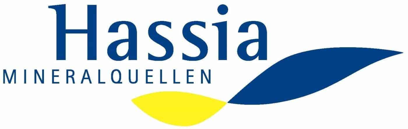 Logo Hassia Mineralquellen :: Wellenartiges Design in dunkelblau und gelb, Schriftzug Hassia Mineralquellen.