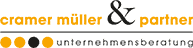 Logo Cramer Müller & Partner :: Oben die Worte Cramer Müller & Partner, darunter drei Punkte, orange und schwarz, und das Wort Unternehmensberatung.