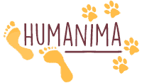 Logo Humanima :: Schriftzug Großbuchstaben Humanima in Burgundy. Zwei goldfarbene Fußabdrücke links, vier goldfarbene Hundepfotenabdrücke rechts des Namens.