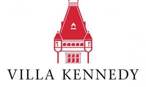 Logo Villa Kennedy :: Roter Turm der Villa Kennedy, darunter die Worte Villa Kennedy.