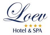 Logo Loev Hotel & Spa :: Logo des Hotels Loev in Binz, Rügen. Zeigt vier goldene Sterne und kalligrafisch das Wort Loev.