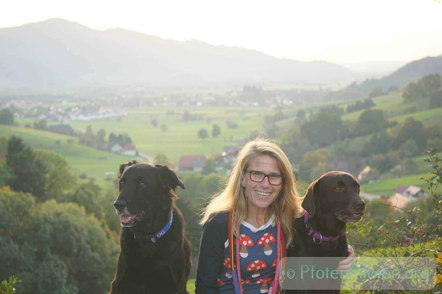 Photo woman with two black dogs