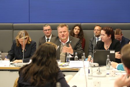 Photo excerpt of the participants of the panel at the event on assistance dogs in the Bundestag.