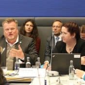 Foto Ausschnitt der Teilnehmer des Podiums bei der Veranstaltung zum Thema Assistenzhunde im Bundestag