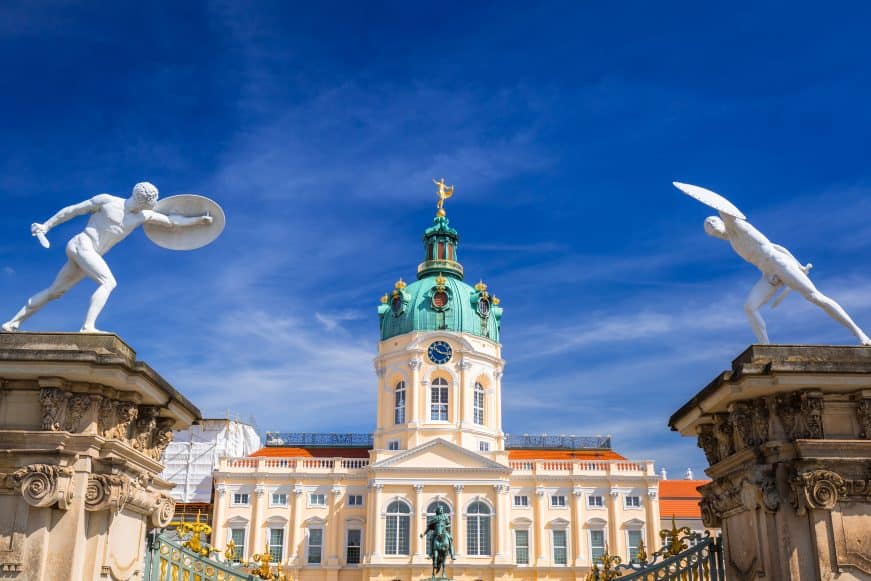 Charlottenburger Schloss, eingerahmt von zwei Statuen