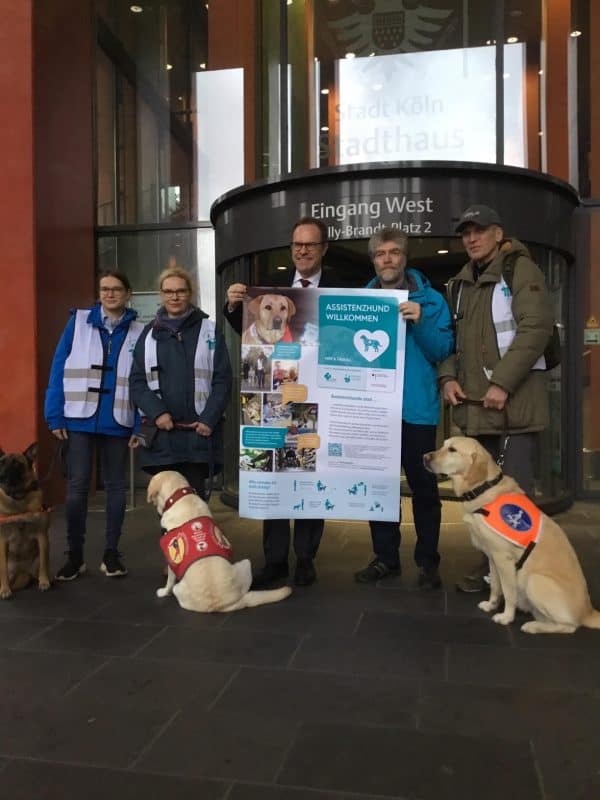 Gruppenbild von der Aufkleberaktion in Köln