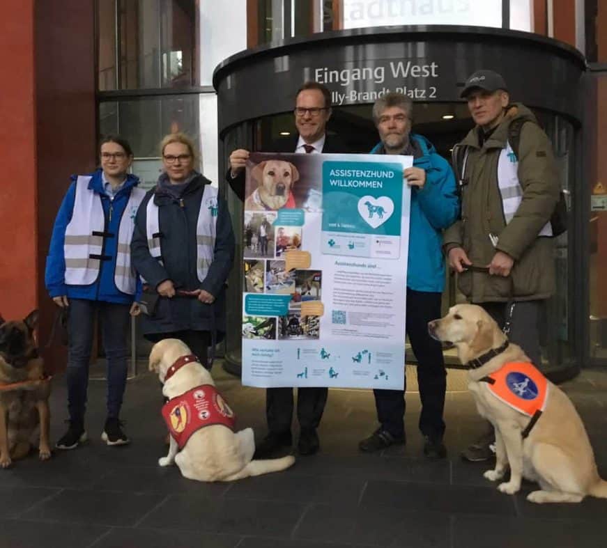 Gruppenbild von der Aufkleberaktion in Köln