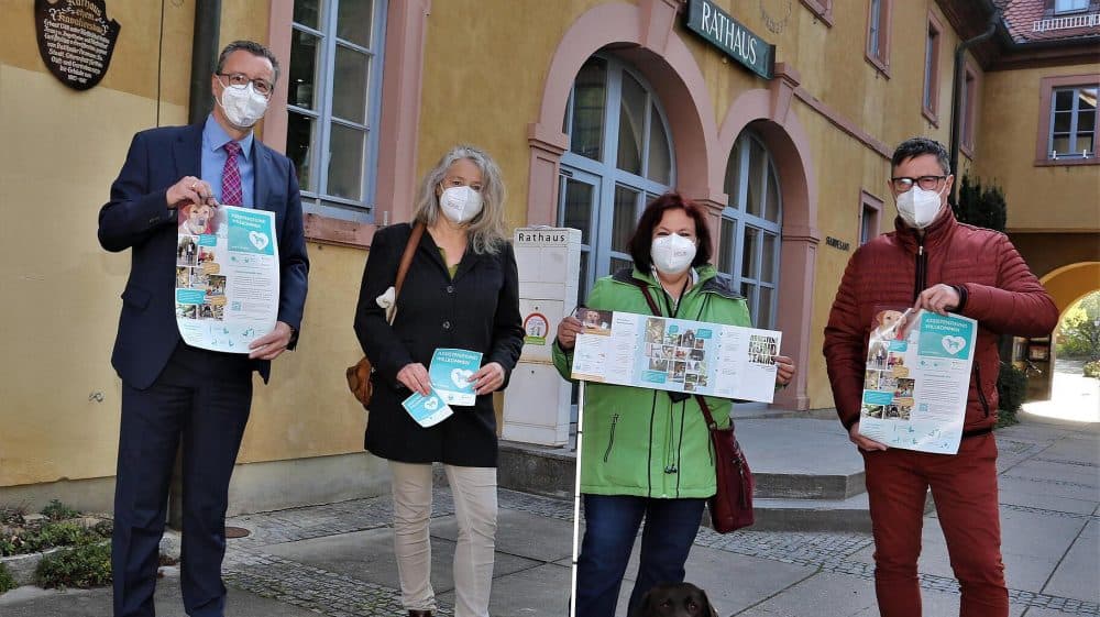 Representatives of the city of Veitshöchheim with guide dog owner Sibylle Brandt.