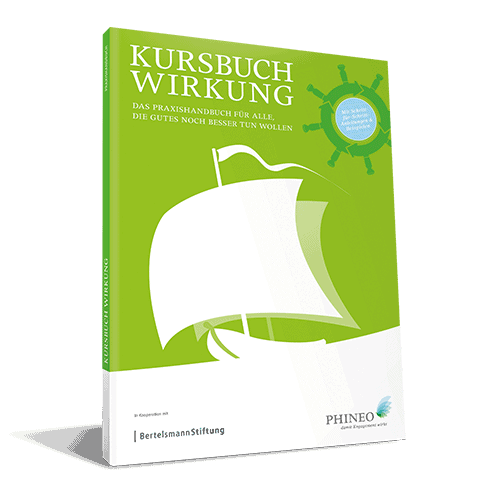 "Kursbuch Wirkung" von Phineo, auf grünem Titelblatt segelt ein weißes Schiff von rechts nach links.