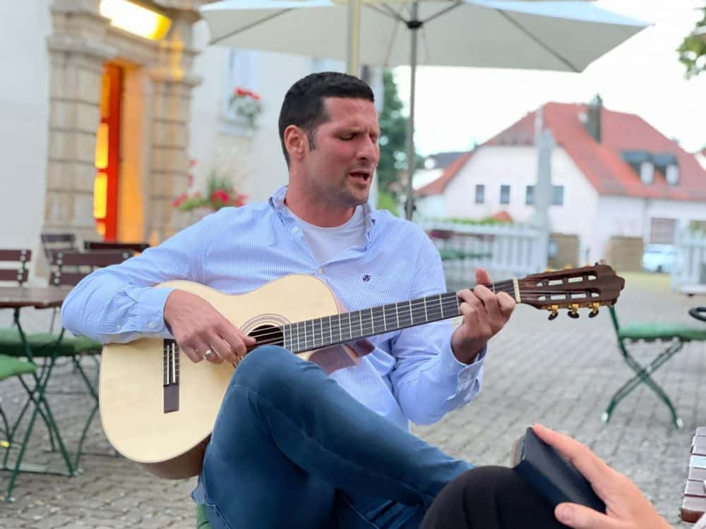 Peter Levay an der Gitarre