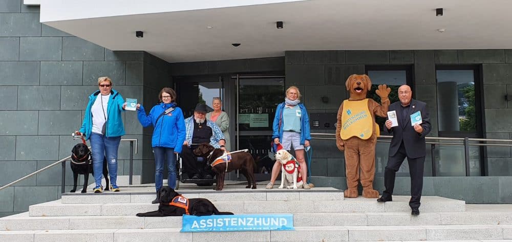 Auf der Treppe des Warsteiner Rathauses von rechts nach links: Dr. Schöne, der Warsteiner Bürgermeister, Benji, Manja mit Mascha, Dirk mit Urmel, Julia mit Samu und Heike mit Anton.