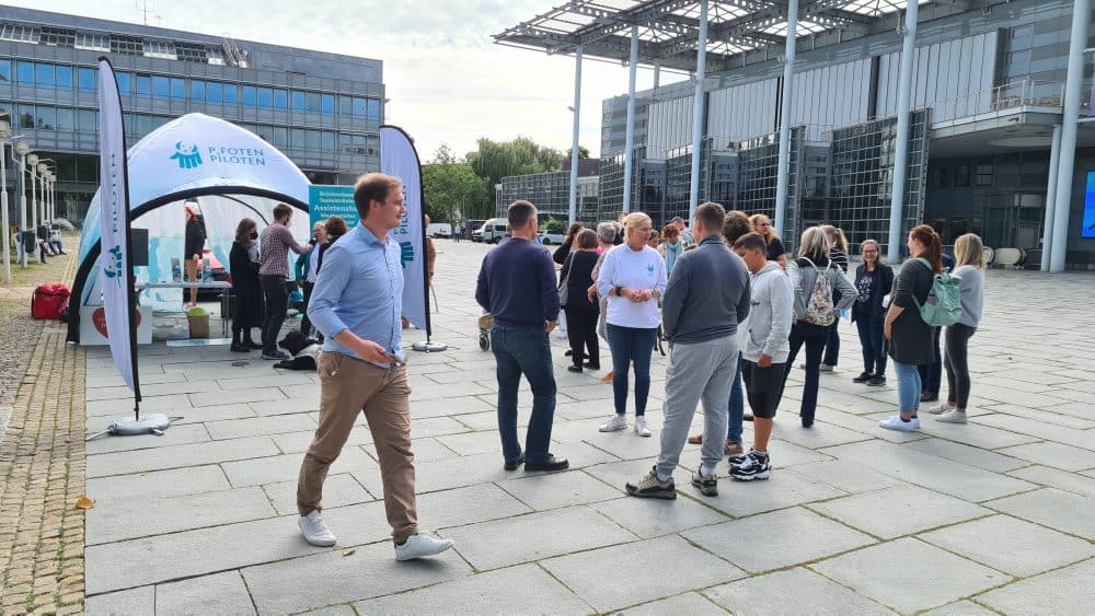 Die letzten Kabel sind verlegt. Eine halbe Stunde vorm Start wird schon viel geredet. Im Hintergrund läuft das Radiointerview. Gleich geht es offiziell los. Frau Deimel (in der Mitte im weißen Shirt) ist für ihre Bürger präsent.