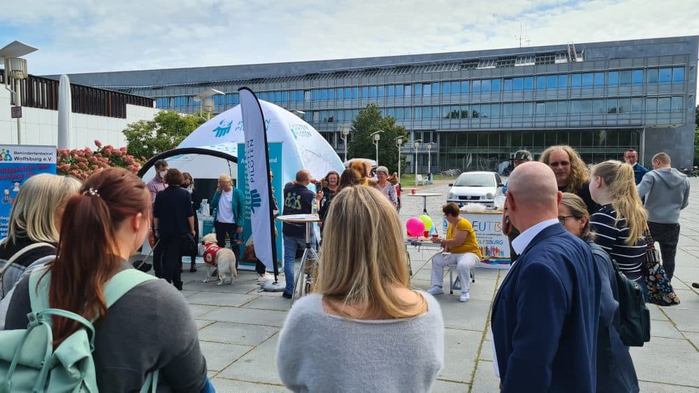 Colourful hustle and bustle at Hollerplatz.