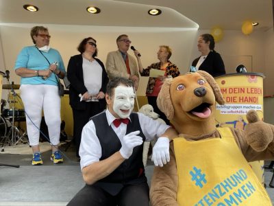 Pro Retina's Self-Help Truck invited the Pfotenpiloten to present the "Assistance Dog Welcome" campaign. Benji was on board, of course. On stage from right to left: Roswitha Warda, the moderator Cornelia Benninghoven, Jörg-Michael Sachse-Schüler, Filomena Muraca-Schwarzer, Heike Ferber.