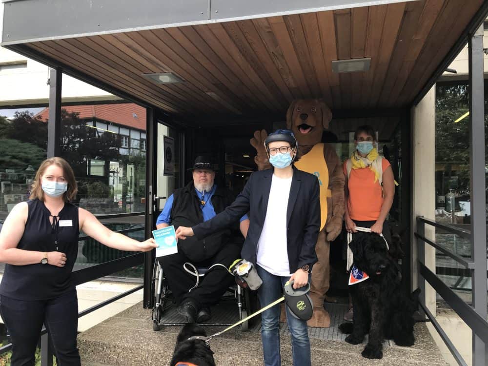 The sticker "Assistance dogs welcome" is placed on the city library.