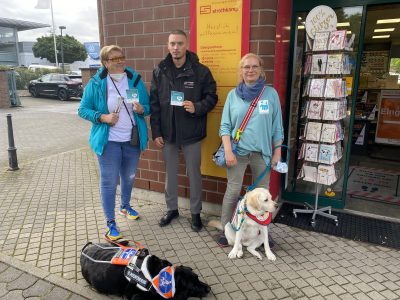 Heike und Manja sind bei Strothkamp zu Gast, um stellvertretend für alle Gewerbetreibenden das Geschäft für assistenzhundfreundlich zu erklären.