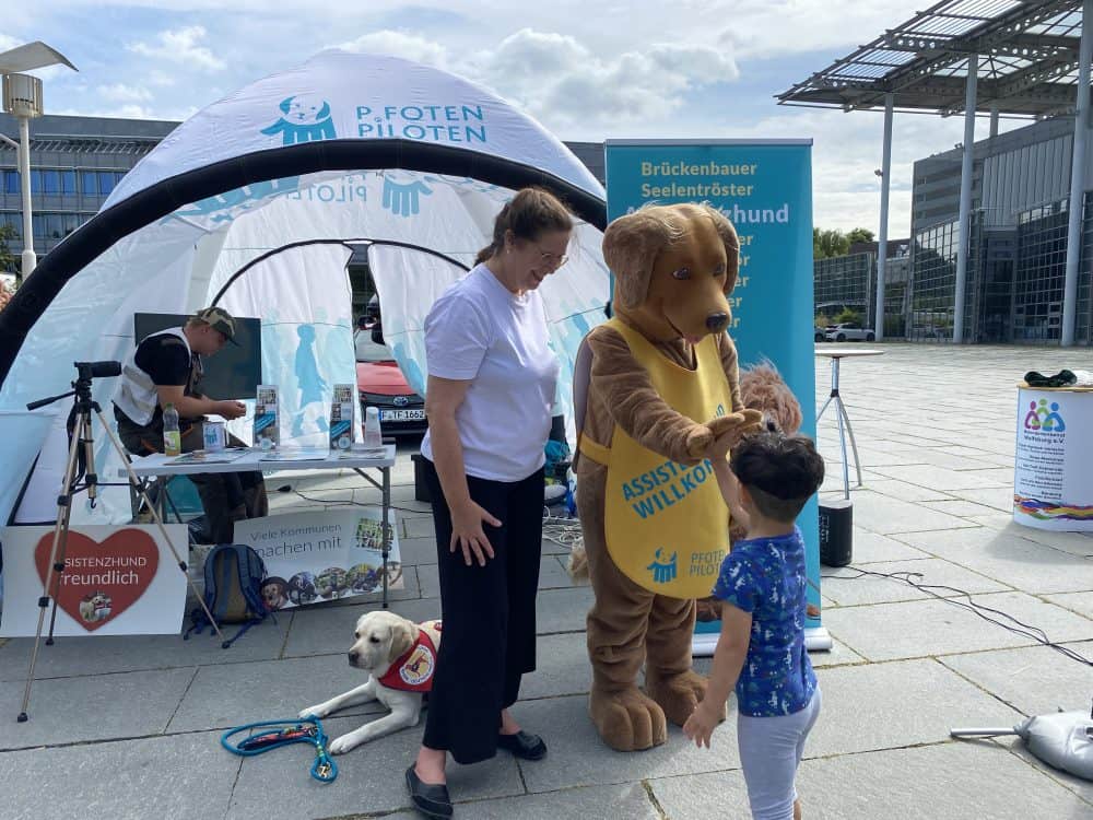 Mascot Benji attracted young and old. There was no fear of contact.