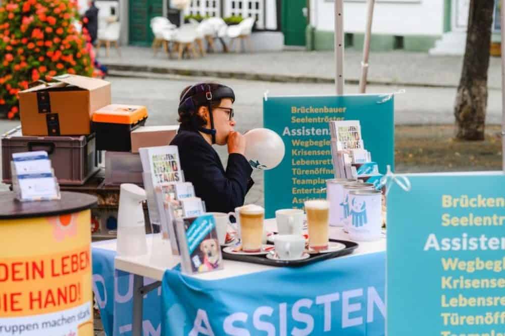 Julia nutzt die Ruhe vor dem Start, um die Deko am Tisch zu optimieren.