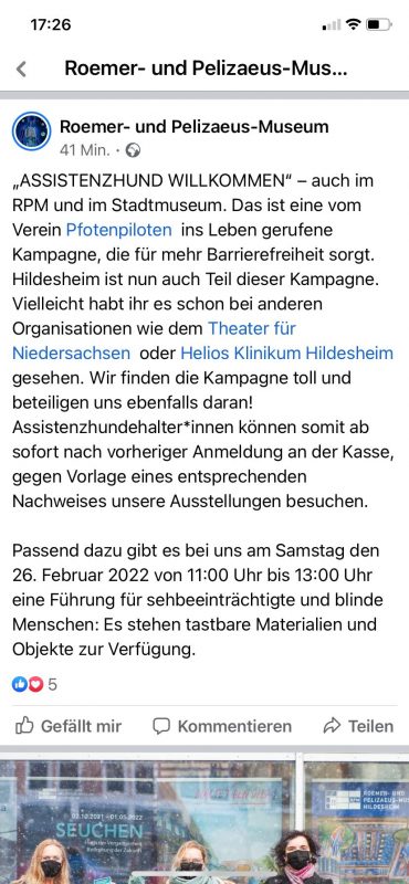 Screenshot eines Posts vom Römer- und Pelizaeus-Museum Hildesheim, in dem es die Beklebung mit dem Aufkleber "Assistenzhund Willkommen" kommentiert. 