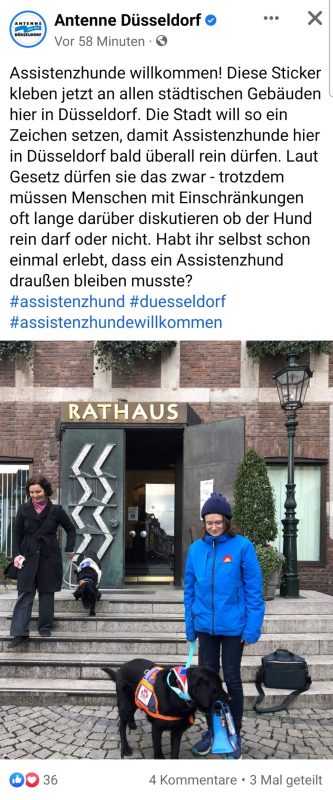 Ein Facebook-Post von Antenne Düsseldorf mit einem Bild und dem Text:
"Assistenzhunde willkommen! Diese Sticker kleben jetzt an allen städtischen Gebäuden hier in Düsseldorf. Die Stadt will so ein Zeichen setzen, damit Assistenzhunde hier in Düsseldorf bald überall rein dürfen. Laut Gesetz dürfen sie das zwar - trotzdem müssen Menschen mit Einschränkungen oft lange darüber diskutieren ob der Hund rein darf oder nicht. Habt ihr selbst schon einmal erlebt, dass ein Assistenzhund draußen bleiben musste? #assistenzhund #duesseldorf #assistenzhundewillkommen"