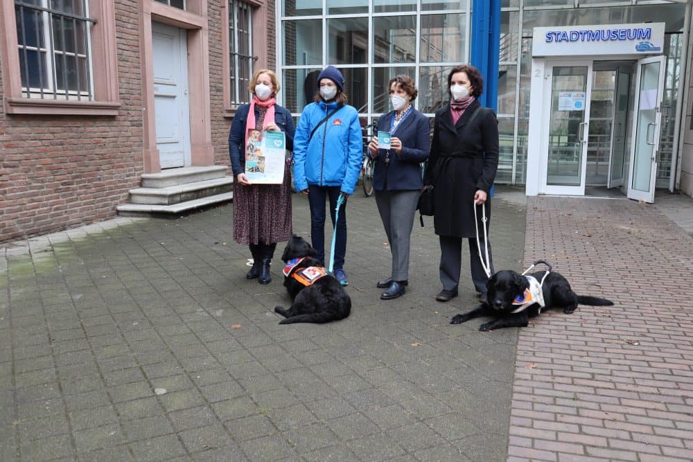 Vor dem Stadtmuseum stehen: Dr. Reuter mit Blindenführhündin Daika, Amtsleiterin Frau Müller, Frau Kieninger, und Julia mit Assistenzhündin Samu.