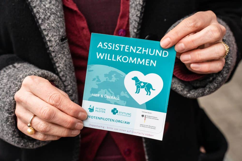 Foto: v.L. Fototerrmin zum Pressetermin „Assistenzhundefreundliche Stadt“ mit Elke Voitl (Sozialdezernentin), Nanine Delmas ( Leiterin des Jugend- und Sozialamtes), Manja Myrrhe-Kohlenbrenner (mit Mascha), Roswitha Warder (Leitung Pfotenpiloten), Hannah Reuter (mit Daika) und Dr. Bastian Bergerhoff (Personaldezernent).