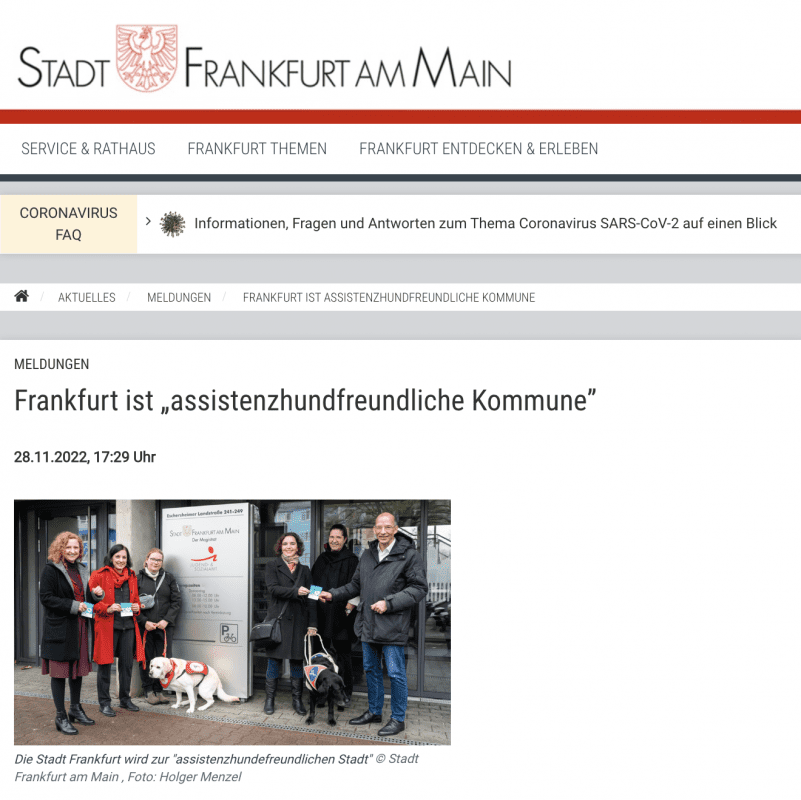 Ein Screenshot eines Artikels auf der Website der Stadt Frankfurt am Main mit dem Titel "Frankfurt ist 'assistenzhundfreundliche Kommune'", veröffentlicht am 28.11.2022 um 17:29 Uhr.