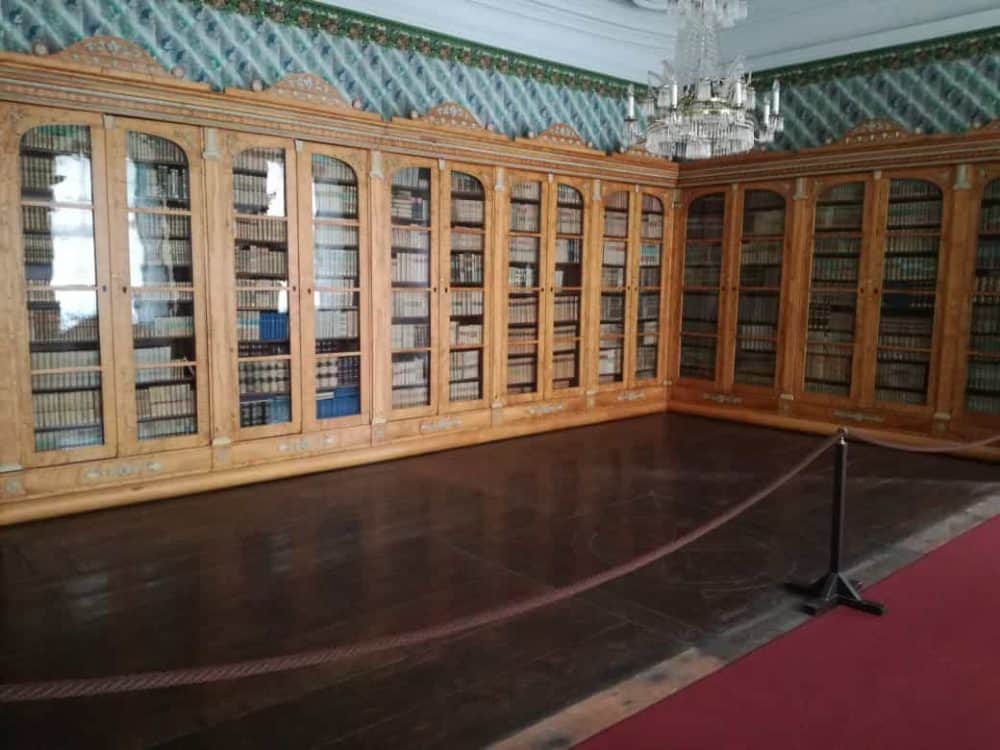 Blick in die Residenzbibliothek mit historischen Büchern hinter Glas
