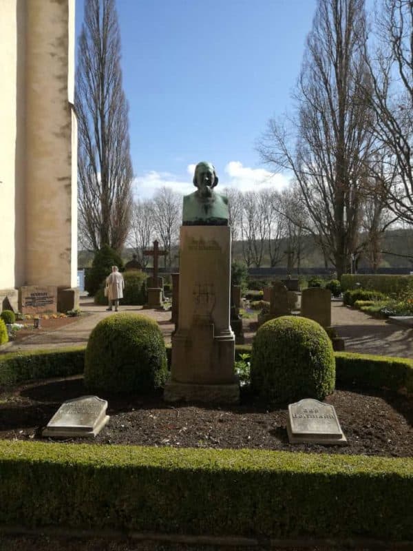 Eine Grabstätte mit dem Grab Hofmann von Fallersleben