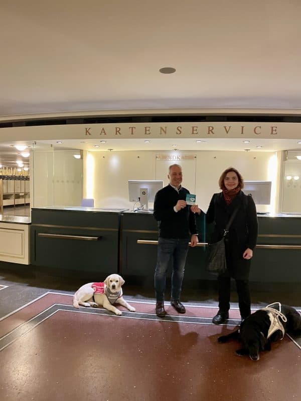 The "Assistance dog welcome" sticker will be displayed at the Semperoper box office.