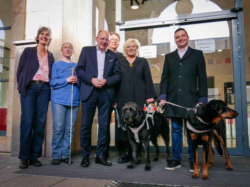 OB Christian Specht, Ursula Frenz, Beauftragte für die Belange von Menschen mit Behinderungen, Daniel Knoch, Sachgebietsleiter Jugendamt und Gesundheitsamt, und Vertreterinnen und Vertreter des Badischen Blinden und Sehbehinderten Vereins (BBSV)